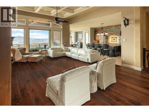 954 Hewetson Avenue, Kelowna, BC - Indoor Photo Showing Living Room