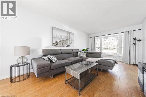 2220 Upper Middle Road Unit# 4, Burlington, ON - Indoor Photo Showing Living Room