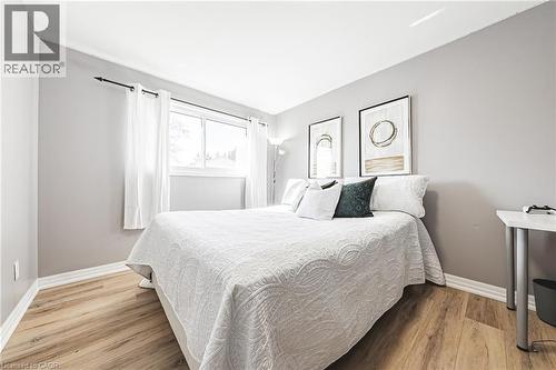 2220 Upper Middle Road Unit# 4, Burlington, ON - Indoor Photo Showing Bedroom