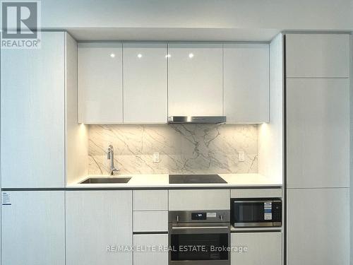 5811 - 8 Interchange Way, Vaughan, ON - Indoor Photo Showing Kitchen