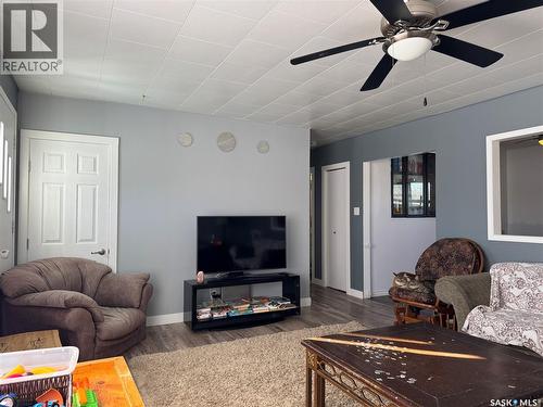 312 5Th Street W, Wynyard, SK - Indoor Photo Showing Living Room