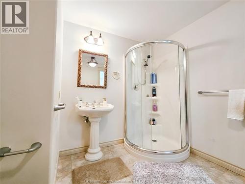 7635 Riverview Line, Chatham, ON - Indoor Photo Showing Bathroom