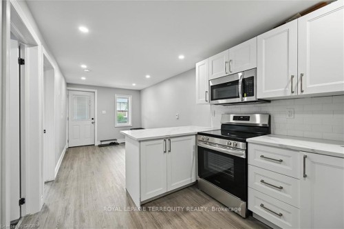 224 Rosslyn Avenue N, Hamilton, ON - Indoor Photo Showing Kitchen