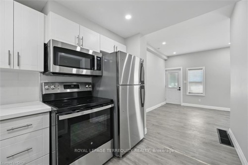 224 Rosslyn Avenue N, Hamilton, ON - Indoor Photo Showing Kitchen With Stainless Steel Kitchen