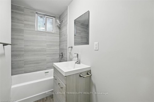 224 Rosslyn Avenue N, Hamilton, ON - Indoor Photo Showing Bathroom