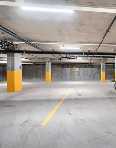 Garage - 501-1575 Rue Gareau, Montréal (Ville-Marie), QC - Indoor Photo Showing Garage