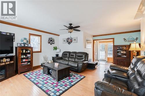590 Simcoe Street, Warwick-Watford, ON - Indoor Photo Showing Living Room