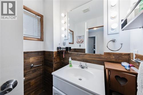 590 Simcoe Street, Warwick-Watford, ON - Indoor Photo Showing Bathroom