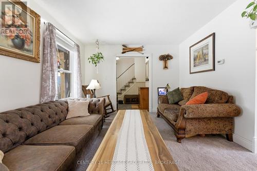 205 Keewatin Street, Oshawa (Donevan), ON - Indoor Photo Showing Living Room