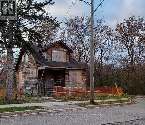 85 HALL STREET  Oshawa, ON L1H 2Y8