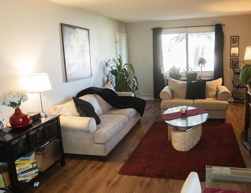Edmonton, Alberta - Indoor Photo Showing Living Room