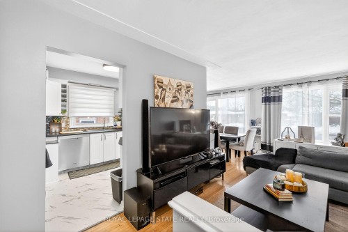 624 Upper Ottawa Street, Hamilton, ON - Indoor Photo Showing Living Room