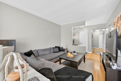 624 Upper Ottawa Street, Hamilton, ON - Indoor Photo Showing Living Room