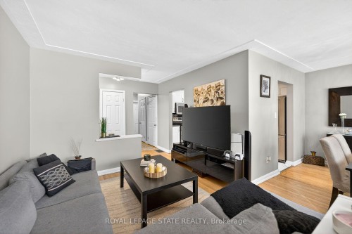 624 Upper Ottawa Street, Hamilton, ON - Indoor Photo Showing Living Room