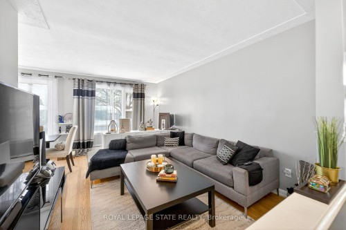 624 Upper Ottawa Street, Hamilton, ON - Indoor Photo Showing Living Room