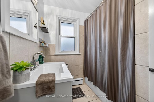 624 Upper Ottawa Street, Hamilton, ON - Indoor Photo Showing Bathroom