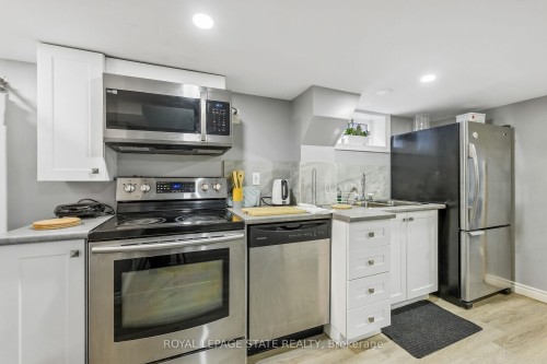 624 Upper Ottawa Street, Hamilton, ON - Indoor Photo Showing Kitchen