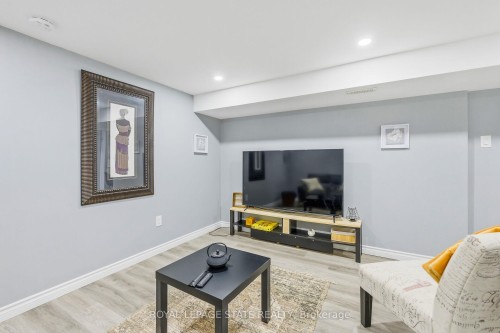 624 Upper Ottawa Street, Hamilton, ON - Indoor Photo Showing Living Room