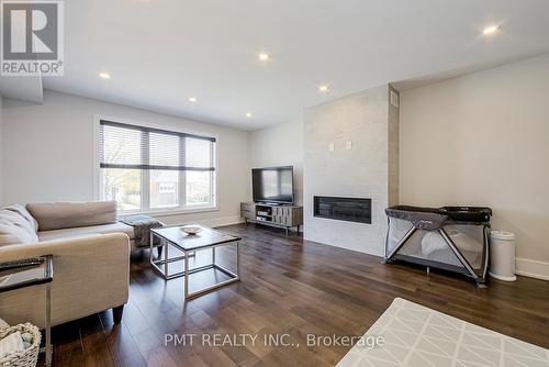 955 Eighth Street, Mississauga, ON - Indoor Photo Showing Living Room