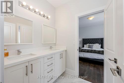 955 Eighth Street, Mississauga, ON - Indoor Photo Showing Bathroom