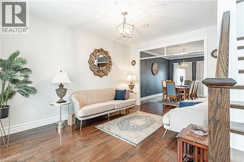 1989 Quarrier Road, London, ON - Indoor Photo Showing Living Room