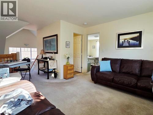 452 Forest Crowne Rise, Kimberley, BC - Indoor Photo Showing Living Room