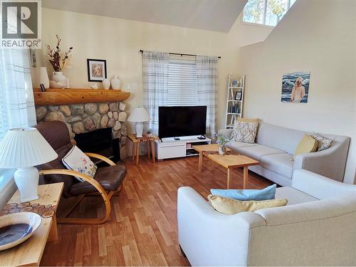 452 Forest Crowne Rise, Kimberley, BC - Indoor Photo Showing Living Room With Fireplace