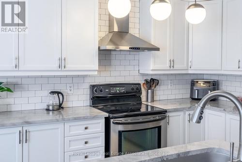4680 Mcleod Road, Burlington, ON - Indoor Photo Showing Kitchen