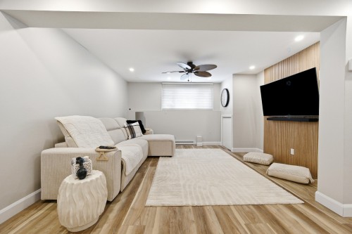 Salon - 2118 Rue De Murcie, Laval (Vimont), QC - Indoor