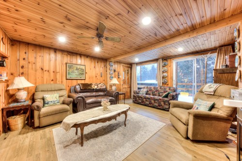 Salon - 3255 Route 327, Harrington, QC - Indoor Photo Showing Living Room