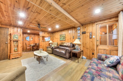 Salon - 3255 Route 327, Harrington, QC - Indoor