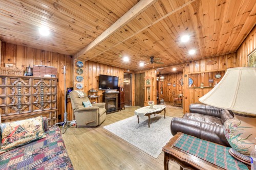 Salon - 3255 Route 327, Harrington, QC - Indoor