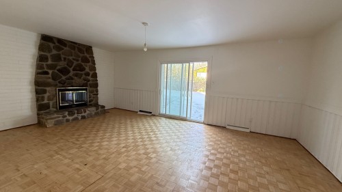 Salle familiale - 89 Prince Street, Beaconsfield, QC - Indoor Photo Showing Other Room With Fireplace