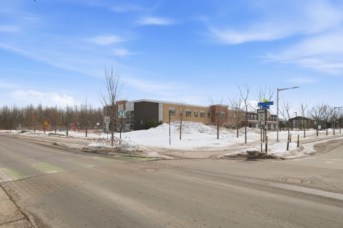 À proximité - 4129 Rue Bernard-Hubert, Longueuil (Saint-Hubert), QC - Outdoor