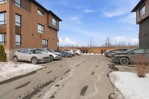Stationnement - 4129 Rue Bernard-Hubert, Longueuil (Saint-Hubert), QC - Outdoor