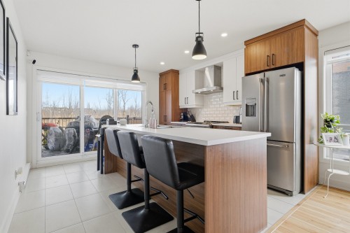 Cuisine - 4129 Rue Bernard-Hubert, Longueuil (Saint-Hubert), QC - Indoor Photo Showing Kitchen With Upgraded Kitchen