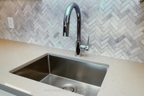 1607-1359 White Oaks Boulevard, Oakville, ON - Indoor Photo Showing Kitchen With Double Sink