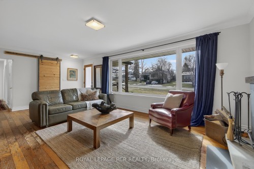 22 Rice Drive, King, ON - Indoor Photo Showing Living Room
