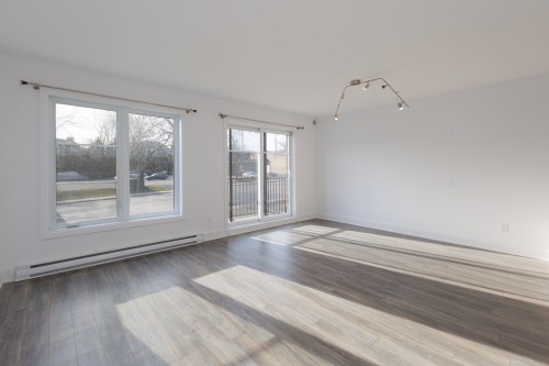 Salon - 202-16639 Boul. Pierrefonds, Montréal (L'Île-Bizard/Sainte-Geneviève), QC - Indoor Photo Showing Other Room