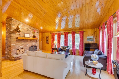 Salon - 6 Rue De L'Abitibi, Cantley, QC - Indoor Photo Showing Living Room With Fireplace