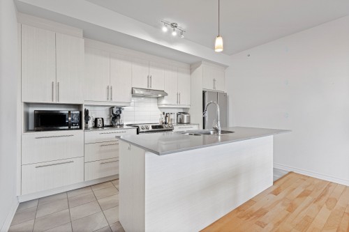Kitchen - 210-100 Rue Cartier, Saint-Lambert, QC - Indoor Photo Showing Kitchen With Upgraded Kitchen