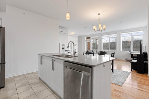 Kitchen - 210-100 Rue Cartier, Saint-Lambert, QC - Indoor Photo Showing Kitchen With Double Sink With Upgraded Kitchen