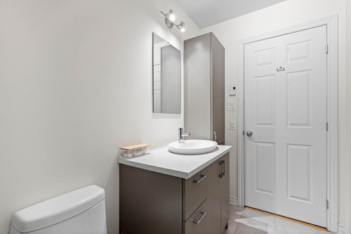Bathroom - 210-100 Rue Cartier, Saint-Lambert, QC - Indoor Photo Showing Bathroom