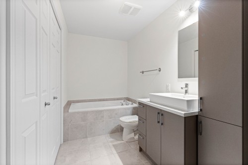 Bathroom - 210-100 Rue Cartier, Saint-Lambert, QC - Indoor Photo Showing Bathroom
