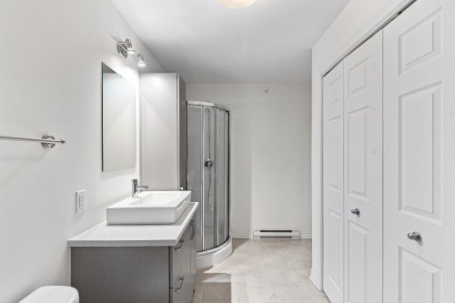 Bathroom - 210-100 Rue Cartier, Saint-Lambert, QC - Indoor Photo Showing Other Room