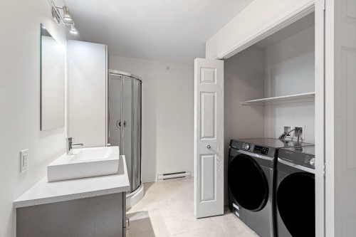 Bathroom - 210-100 Rue Cartier, Saint-Lambert, QC - Indoor Photo Showing Laundry Room