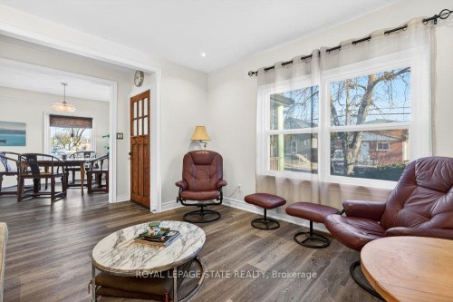 710 Rennie Street, Hamilton, ON - Indoor Photo Showing Living Room