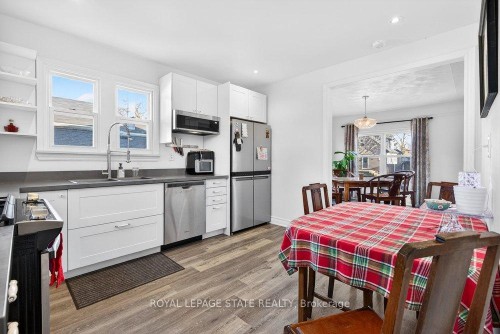 710 Rennie Street, Hamilton, ON - Indoor Photo Showing Kitchen