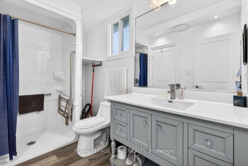 710 Rennie Street, Hamilton, ON - Indoor Photo Showing Bathroom