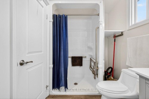 710 Rennie Street, Hamilton, ON - Indoor Photo Showing Bathroom